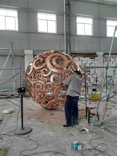 برای ساخت مجسمه کره گل مسی از چه ابزاری استفاده می شود؟